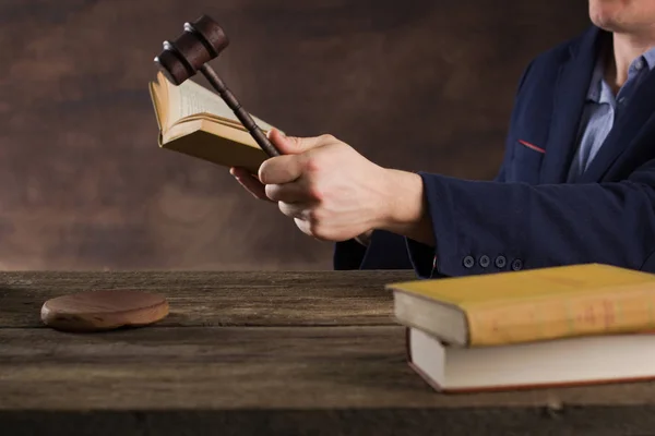 Direito tema, Gavel do juiz, escala de justiça, livros, fundo cinza — Fotografia de Stock