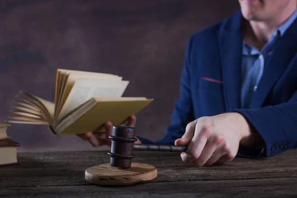 Direito tema, Gavel do juiz, escala de justiça, livros, fundo cinza — Fotografia de Stock