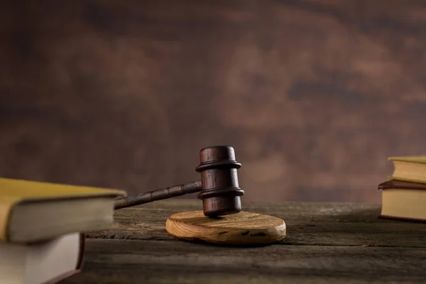 Wet thema, hamer van de rechter, justitie schaal, boeken, grijze achtergrond — Stockfoto