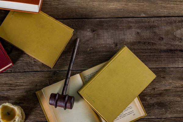Wet thema, hamer van de rechter, justitie schaal, boeken, grijze achtergrond — Stockfoto
