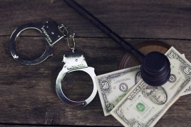 Hukuk ve adalet kavramı. Yargıç, kitaplar, adaletin terazisi çekiç. Gri taş arka plan, zemin üzerine düşünceler, tipografi için yer. Mahkeme Tema.