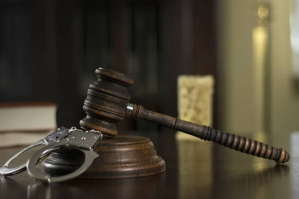 Spravedlnost téma. Zákon dřevěným kladívkem barrister, pojem spravedlnost, právní systém — Stock fotografie