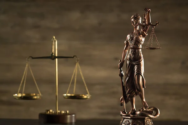 Тема справедливости. Закон деревянный молоток барристер, концепция правосудия, правовая система, Хаммер судьи — стоковое фото