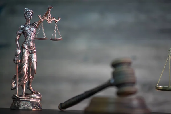 Тема справедливості. Закон дерев'яний дарував адвоката, концепція справедливості, правова система, молоток судді — стокове фото
