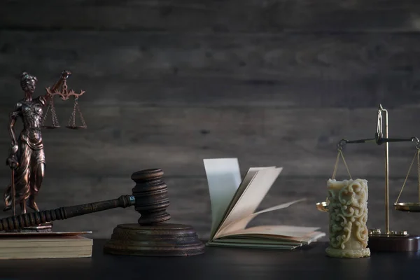 Тема справедливости. Закон деревянный молоток барристер, концепция правосудия, правовая система, Хаммер судьи — стоковое фото