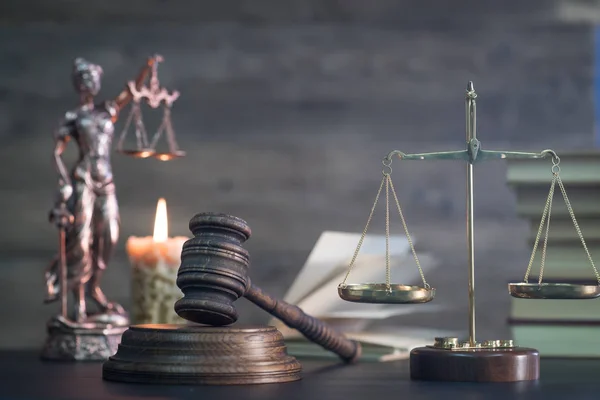 Pojęcie prawa i sprawiedliwości. Prawo drewniany młotek adwokata, system prawny, Hummer sędzia — Zdjęcie stockowe