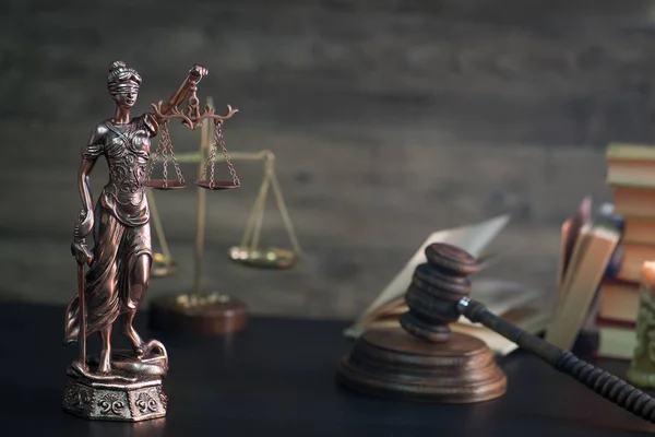法と正義の概念。法木製小槌の弁護士、法制、ハマーの裁判官 — ストック写真