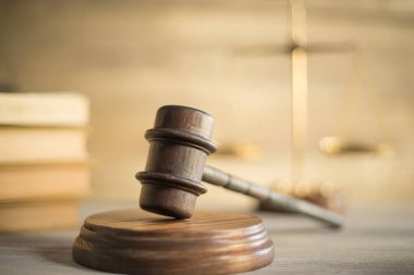 Hukuk ve adalet kavramı. Hukuk tahta tokmak avukat, hukuk sistemi, Yargıç Hummer