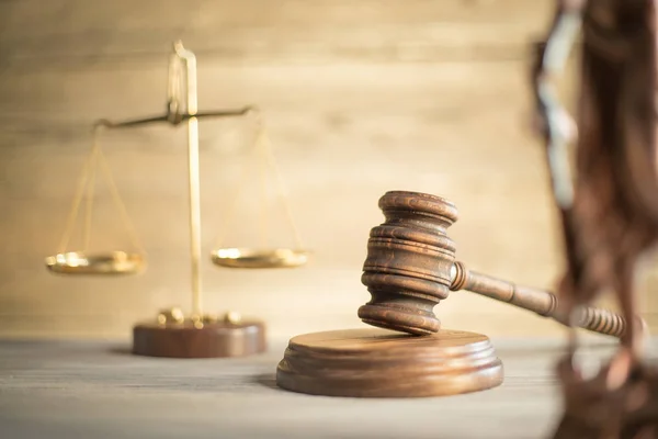 Jog és igazságosság fogalma. Törvény fa marok barrister, jogrendszer, Hummer bíró — Stock Fotó