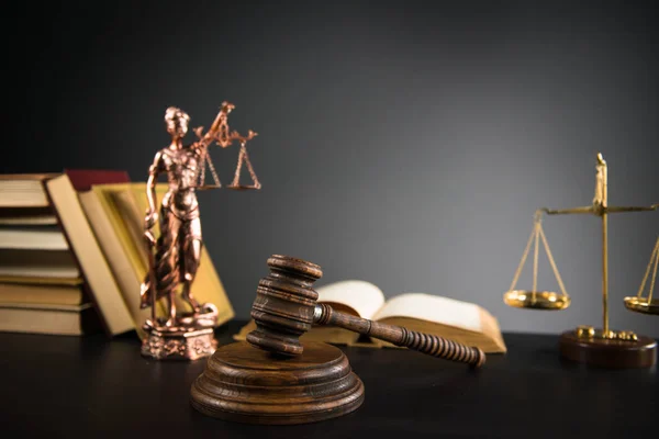 法と正義のテーマ。法制度、ハマーの裁判官の正義の概念法木製小槌の弁護士 — ストック写真