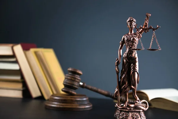 Jog és igazságosság téma. Törvény fa marok barrister, igazságosság fogalma, jogi rendszer, Hummer bíró — Stock Fotó