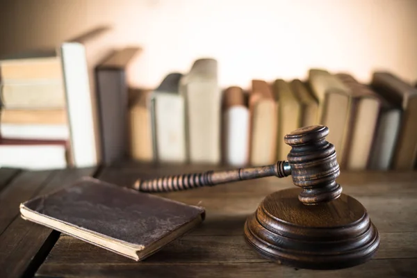 Tema Derecho y Justicia. Abogado de mazo de madera, concepto de justicia, sistema legal, Hummer of Judge — Foto de Stock