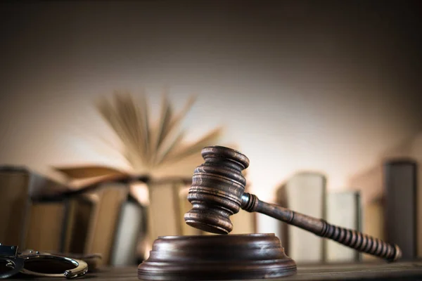 Тема закона и справедливости. Закон деревянный молоток барристер, концепция правосудия, правовая система, Хаммер судьи — стоковое фото
