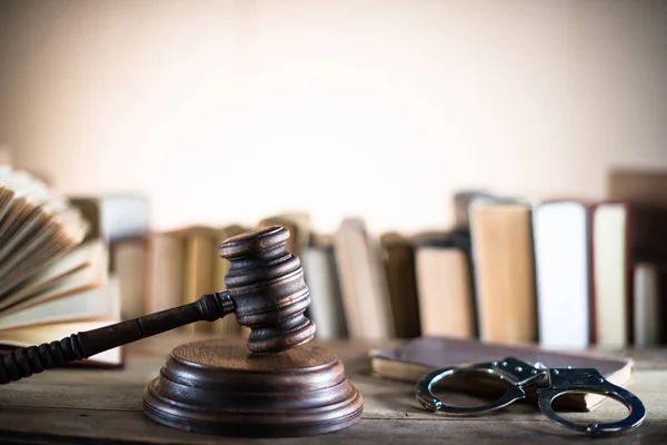 法と正義のテーマ。法制度、ハマーの裁判官の正義の概念法木製小槌の弁護士 — ストック写真