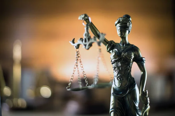 Тема справедливості. Закон дерев'яний дарував адвоката, концепція справедливості, правова система, молоток судді — стокове фото