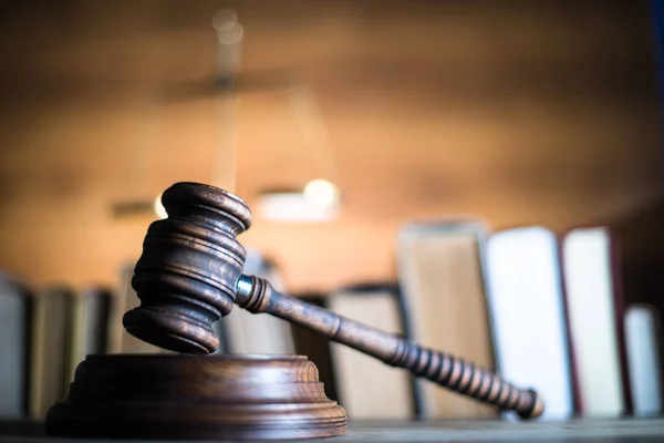Spravedlnost téma. Zákon dřevěným kladívkem barrister, pojem spravedlnost, právní systém, Hummer soudce — Stock fotografie