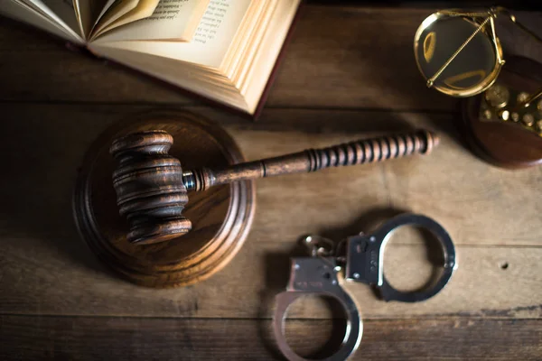 Tema Justicia. Abogado de mazo de madera, concepto de justicia, sistema legal, Hummer of Judge — Foto de Stock
