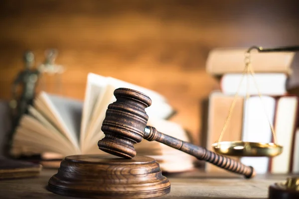 Igazságügyi téma. Törvény fa marok barrister, igazságosság fogalma, jogi rendszer, Hummer bíró — Stock Fotó