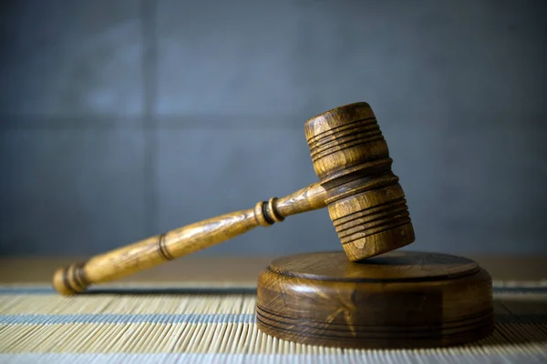 Igazságügyi téma. Törvény fa marok barrister, igazságosság fogalma, jogi rendszer, Hummer bíró — Stock Fotó