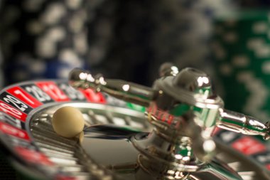 Casino kavramı arka plan zar, altın sikke, kartları, rulet ve patates kızartması ile.