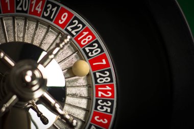 Casino kavramı arka plan zar, altın sikke, kartları, rulet ve patates kızartması ile.