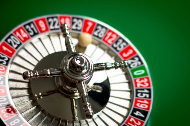 Casino kavramı arka plan zar, altın sikke, kartları, rulet ve patates kızartması ile.