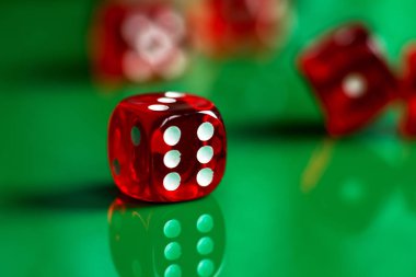 Casino kavramı arka plan zar, altın sikke, kartları, rulet ve patates kızartması ile.