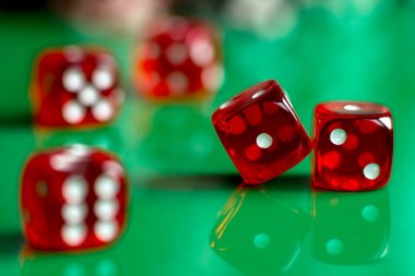 Casino kavramı arka plan zar, altın sikke, kartları, rulet ve patates kızartması ile.