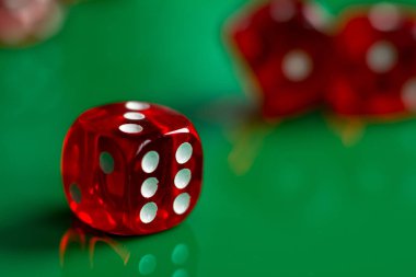 Casino kavramı arka plan zar, altın sikke, kartları, rulet ve patates kızartması ile.