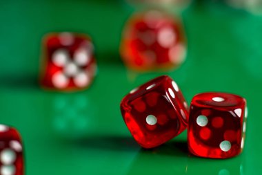 Casino kavramı arka plan zar, altın sikke, kartları, rulet ve patates kızartması ile.