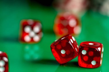 Çeşitli renkli baharat ve otlar rustik ahşap arka plan üzerinde. logo için yer