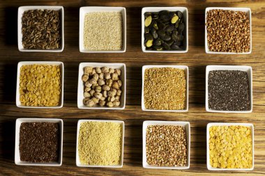 Çeşitli renkli baharat ve otlar rustik ahşap arka plan üzerinde. logo için yer