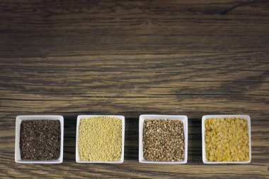 Çeşitli renkli baharat ve otlar rustik ahşap arka plan üzerinde. logo için yer