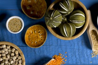 Çeşitli renkli baharat ve otlar rustik ahşap arka plan üzerinde. logo için yer