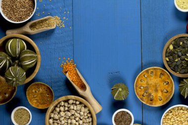 Çeşitli renkli baharat ve otlar rustik ahşap arka plan üzerinde. logo için yer