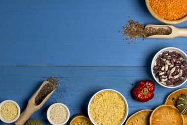 Çeşitli renkli baharat ve otlar rustik ahşap arka plan üzerinde. logo için yer