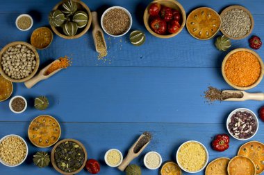 Çeşitli renkli baharat ve otlar rustik ahşap arka plan üzerinde. logo için yer