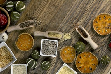 Çeşitli renkli baharat ve otlar rustik ahşap arka plan üzerinde. logo için yer