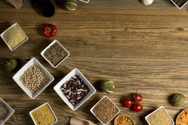 Çeşitli renkli baharat ve otlar rustik ahşap arka plan üzerinde. logo için yer