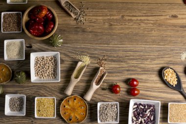 Çeşitli renkli baharat ve otlar rustik ahşap arka plan üzerinde. logo için yer