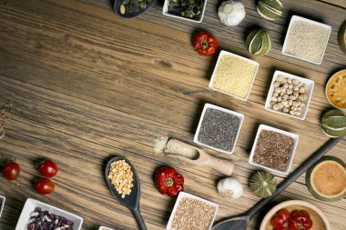 Çeşitli renkli baharat ve otlar rustik ahşap arka plan üzerinde. logo için yer