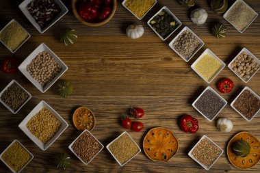 Çeşitli renkli baharat ve otlar rustik ahşap arka plan üzerinde