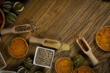 Çeşitli renkli baharat ve otlar rustik ahşap arka plan üzerinde