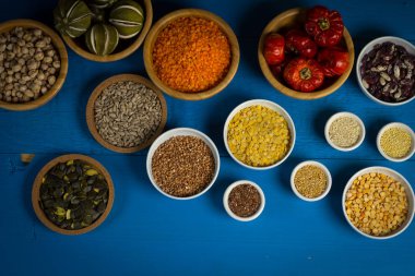 Çeşitli renkli baharat ve otlar rustik ahşap arka plan üzerinde