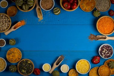 Çeşitli renkli baharat ve otlar rustik ahşap arka plan üzerinde