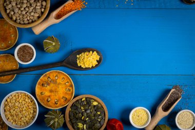 Çeşitli renkli baharat ve otlar rustik ahşap arka plan üzerinde