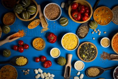 Çeşitli renkli baharat ve otlar rustik ahşap arka plan üzerinde