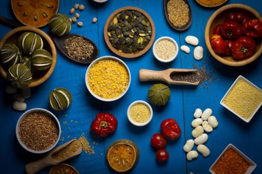 Çeşitli renkli baharat ve otlar rustik ahşap arka plan üzerinde