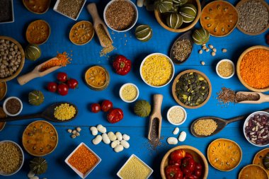 Çeşitli renkli baharat ve otlar rustik ahşap arka plan üzerinde