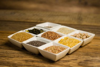 Çeşitli renkli baharat ve otlar rustik ahşap arka plan üzerinde. logo için yer